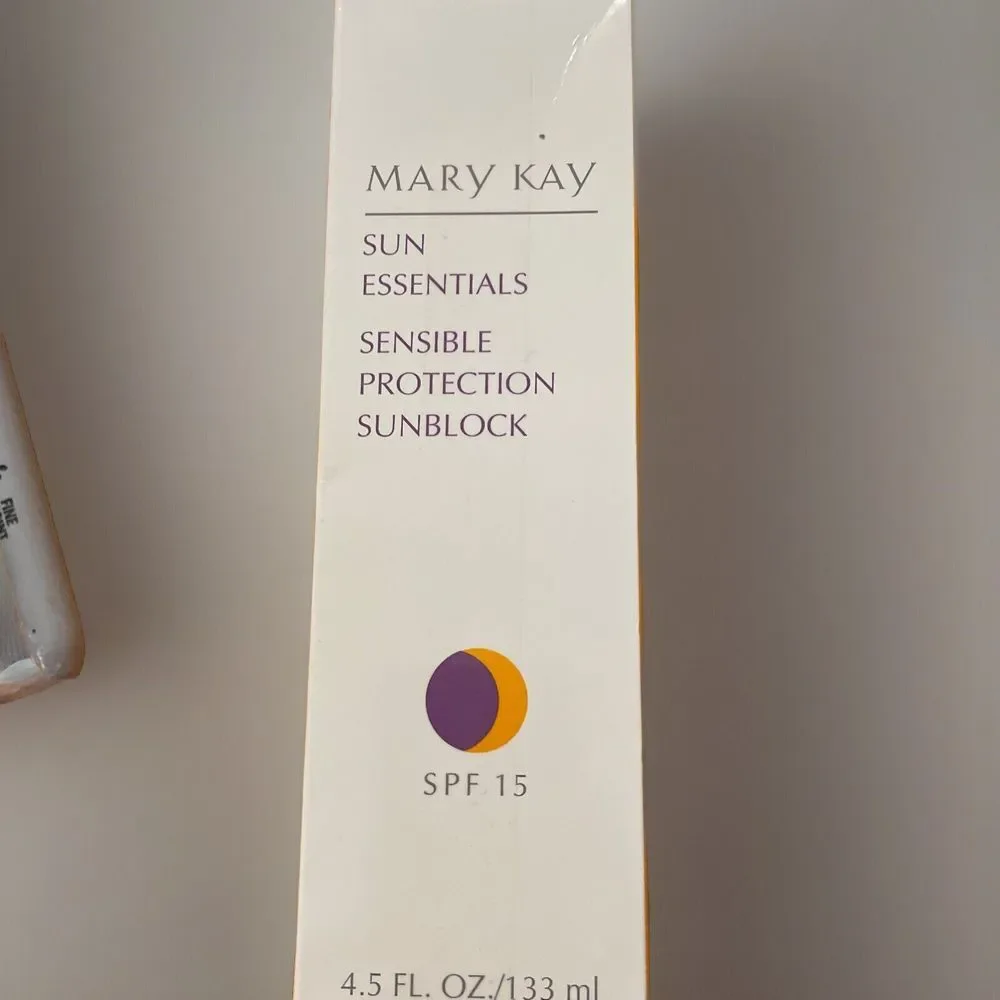 New Mary Kay Sun Essentials Intense Sensible Protection Sunblock SPF‎ 15 4.5 Oz.